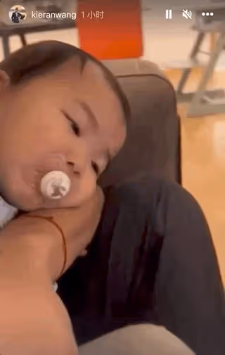 朱珠1歲女兒陪爸爸看賽馬，一腳踹開手機，豪宅裝修簡約像出租風