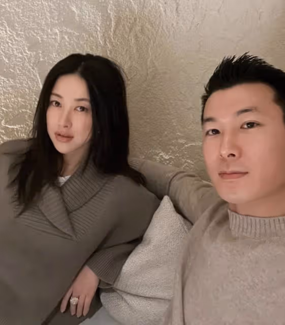 朱珠1歲女兒陪爸爸看賽馬，一腳踹開手機，豪宅裝修簡約像出租風