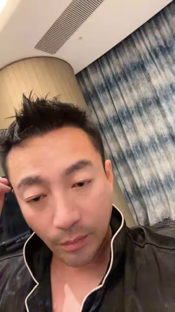 汪小菲深夜失意疑醉酒！住酒店臉通紅領口大開，鬍子拉碴頹廢不堪