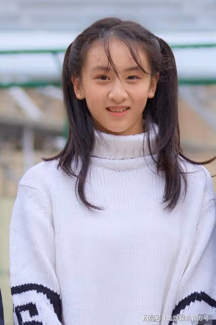 14歲森碟與賭王四太合影，身高直逼爸爸田亮，腿上傷痕引關注