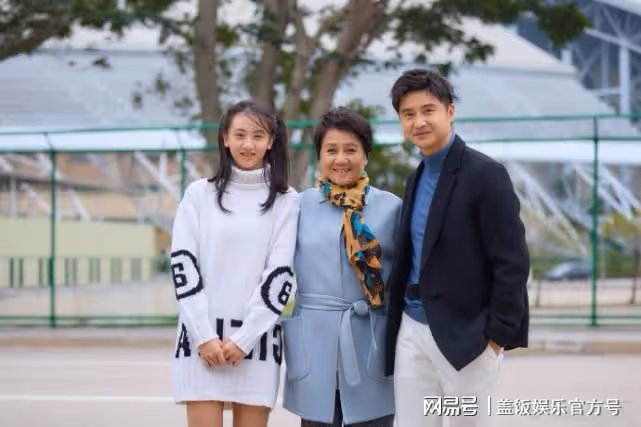 14歲森碟與賭王四太合影，身高直逼爸爸田亮，腿上傷痕引關注