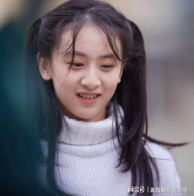 14歲森碟與賭王四太合影，身高直逼爸爸田亮，腿上傷痕引關注