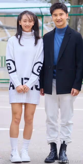 14歲森碟與賭王四太合影，身高直逼爸爸田亮，腿上傷痕引關注