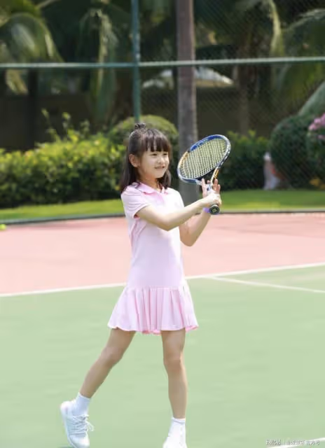 14歲森碟與賭王四太合影，身高直逼爸爸田亮，腿上傷痕引關注