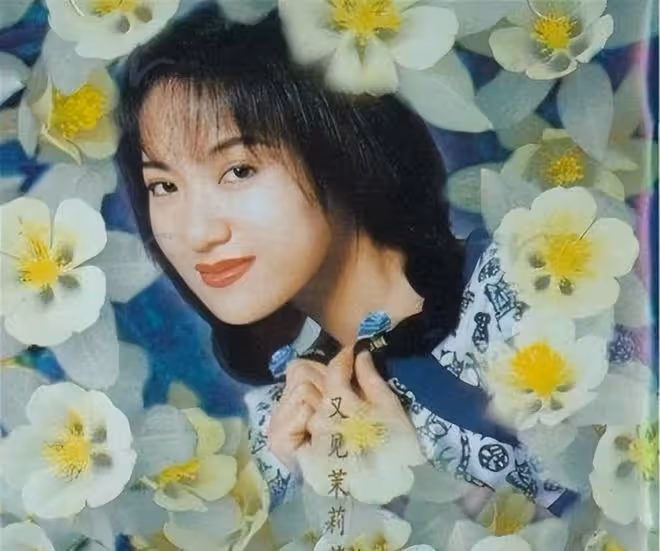 47歲周艷泓再惹爭議！躺床上舉酒瓶喝酒唱歌，下衣失蹤露白嫩美腿