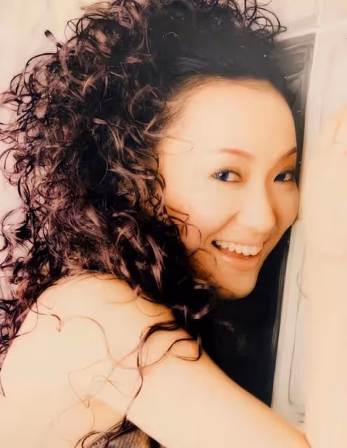 47歲周艷泓再惹爭議！躺床上舉酒瓶喝酒唱歌，下衣失蹤露白嫩美腿