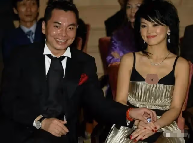 47歲周艷泓再惹爭議！躺床上舉酒瓶喝酒唱歌，下衣失蹤露白嫩美腿