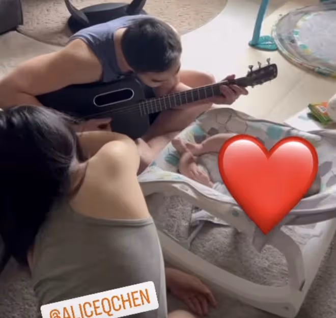阿嬌前夫賴弘國首曬全家福，為兒子彈吉他，妻子穿背心罕見出鏡