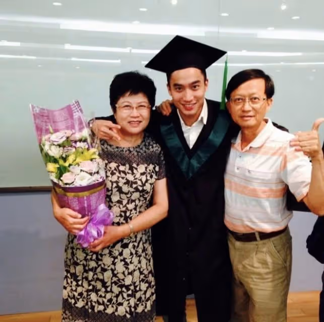 阿嬌前夫賴弘國首曬全家福，為兒子彈吉他，妻子穿背心罕見出鏡
