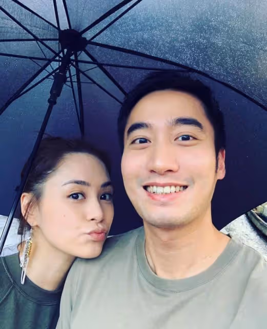 阿嬌前夫賴弘國首曬全家福，為兒子彈吉他，妻子穿背心罕見出鏡