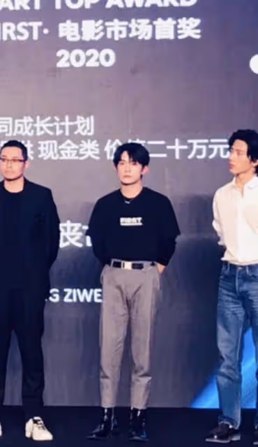 疑工作人員爆料易烊千璽身高僅169.5，吐槽他頭大肩窄要縫肩墊
