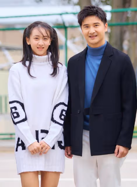 田亮父女現身澳門，與賭王四太梁安琪合影，參加活動受到各方歡迎