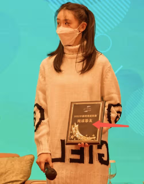 田亮父女現身澳門，與賭王四太梁安琪合影，參加活動受到各方歡迎