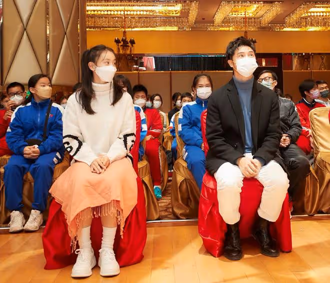 田亮父女現身澳門，與賭王四太梁安琪合影，參加活動受到各方歡迎