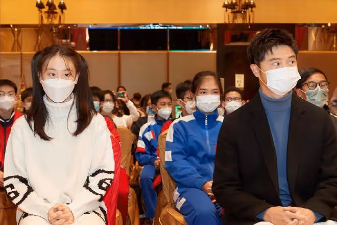 田亮父女現身澳門，與賭王四太梁安琪合影，參加活動受到各方歡迎