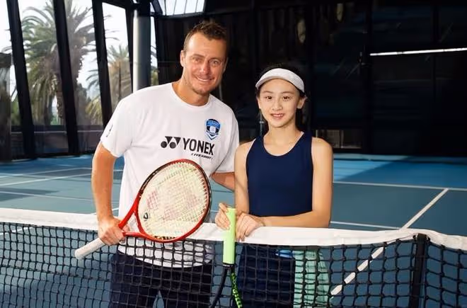 田亮父女現身澳門，與賭王四太梁安琪合影，參加活動受到各方歡迎