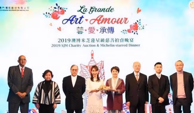 奚夢瑤正式進入何家千億王國 與婆婆現身酒店