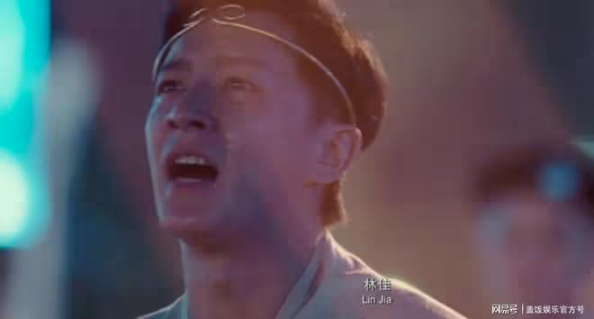 男星韓庚與友人街頭聚餐,升級奶爸後發福明顯,被指撞臉黃磊