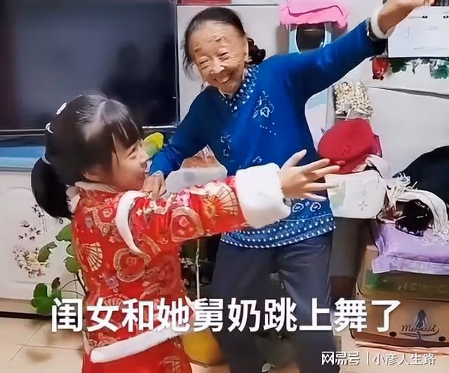 85歲馬玉琴帶侄女跳舞,動作幅度大引爭議,網友:褲衩子都抖下來