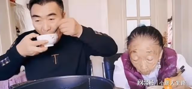 85歲馬玉琴帶侄女跳舞,動作幅度大引爭議,網友:褲衩子都抖下來