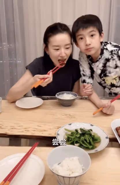 董潔偷拍13歲兒子,頂頂發現後顯不耐煩,母子出門被誤認成是姐妹