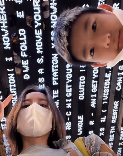 董潔偷拍13歲兒子,頂頂發現後顯不耐煩,母子出門被誤認成是姐妹
