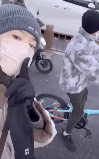 董潔偷拍13歲兒子,頂頂發現後顯不耐煩,母子出門被誤認成是姐妹