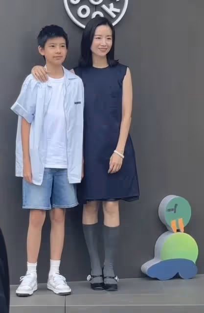 董潔偷拍13歲兒子,頂頂發現後顯不耐煩,母子出門被誤認成是姐妹