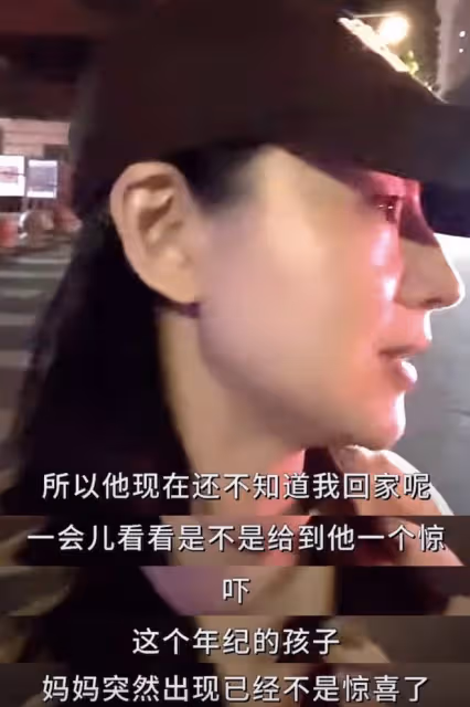 董潔偷拍13歲兒子,頂頂發現後顯不耐煩,母子出門被誤認成是姐妹