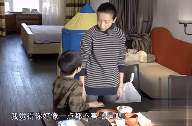 董潔偷拍13歲兒子,頂頂發現後顯不耐煩,母子出門被誤認成是姐妹