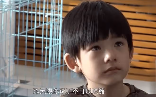 董潔偷拍13歲兒子,頂頂發現後顯不耐煩,母子出門被誤認成是姐妹