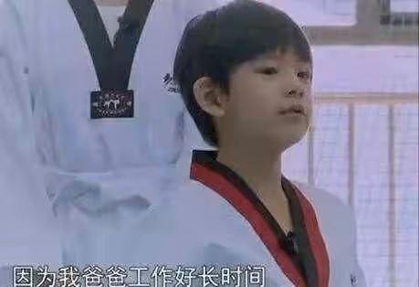 董潔偷拍13歲兒子,頂頂發現後顯不耐煩,母子出門被誤認成是姐妹