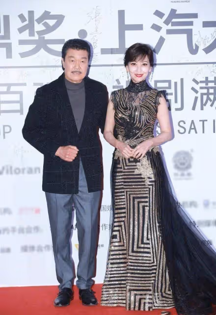 趙雅芝69歲依舊迷人，穿旗袍和77歲老公亮相，舉手投足間全是氣質