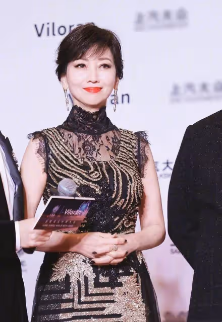 趙雅芝69歲依舊迷人，穿旗袍和77歲老公亮相，舉手投足間全是氣質