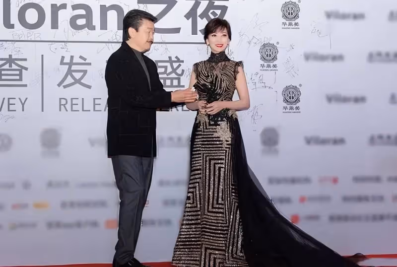 趙雅芝69歲依舊迷人，穿旗袍和77歲老公亮相，舉手投足間全是氣質