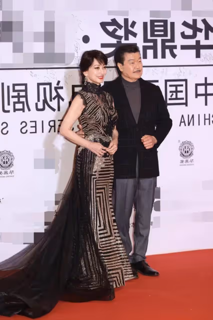 趙雅芝69歲依舊迷人，穿旗袍和77歲老公亮相，舉手投足間全是氣質