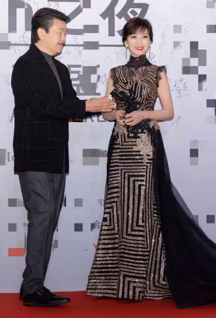 趙雅芝69歲依舊迷人，穿旗袍和77歲老公亮相，舉手投足間全是氣質