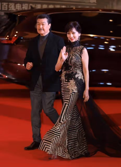 趙雅芝69歲依舊迷人，穿旗袍和77歲老公亮相，舉手投足間全是氣質