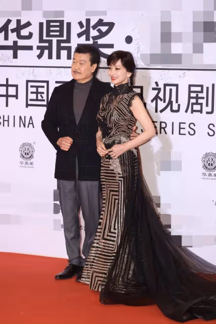 趙雅芝69歲依舊迷人，穿旗袍和77歲老公亮相，舉手投足間全是氣質