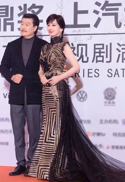 趙雅芝69歲依舊迷人，穿旗袍和77歲老公亮相，舉手投足間全是氣質