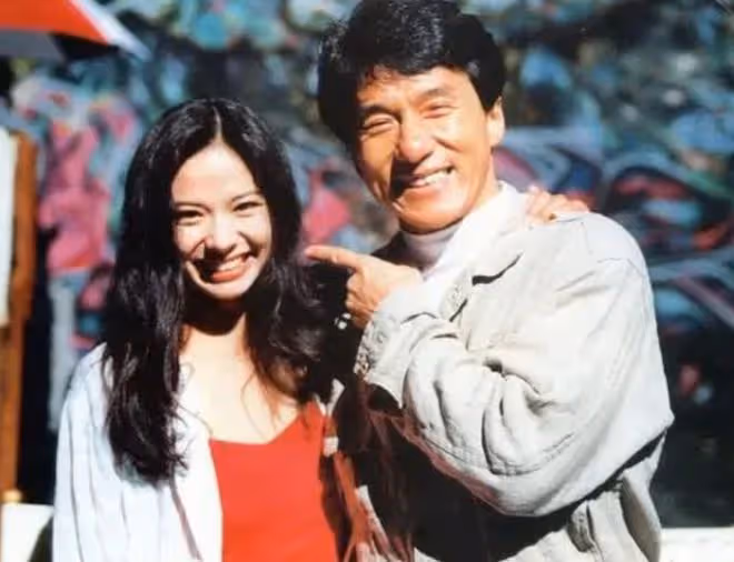 「龍女郎」葉芳華近況！曾紅極一時，50歲風韻猶存在好萊塢跑龍套