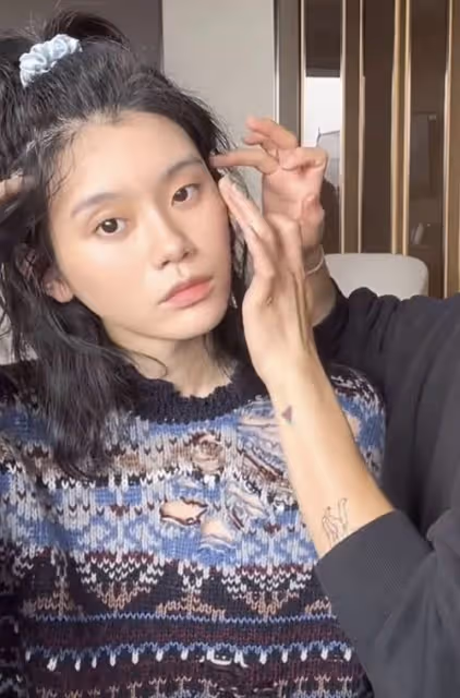 奚夢瑤拍復古大片，化身掛曆女郎，造型用力過猛不如素顏漂亮