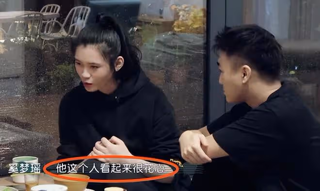 奚夢瑤拍復古大片，化身掛曆女郎，造型用力過猛不如素顏漂亮