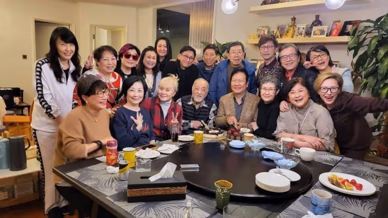 老戲骨盧海鵬迎81歲生日，須髮皆白變化大，眾星齊聚豪宅太熱鬧
