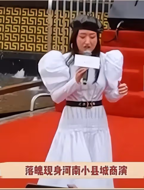 穿著暴露去賣唱，直播間求粉絲打賞，這些過氣歌手怎麼成了這樣？