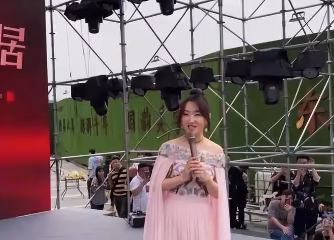 穿著暴露去賣唱，直播間求粉絲打賞，這些過氣歌手怎麼成了這樣？