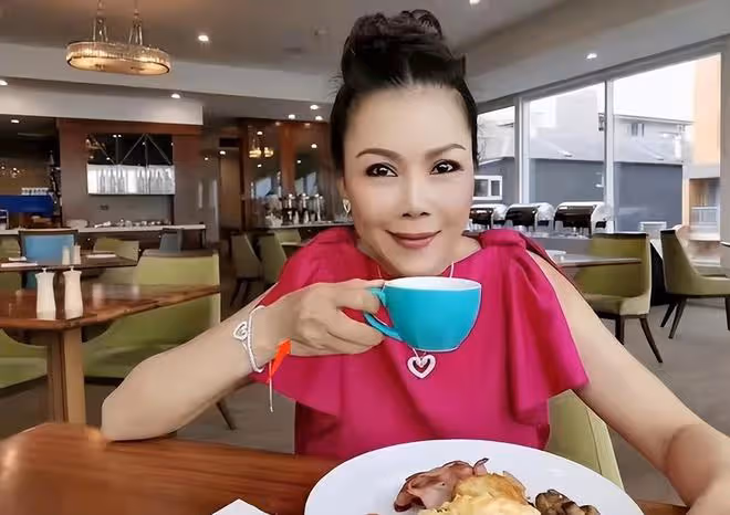 穿著暴露去賣唱，直播間求粉絲打賞，這些過氣歌手怎麼成了這樣？