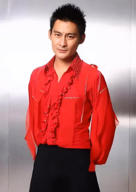 穿著暴露去賣唱，直播間求粉絲打賞，這些過氣歌手怎麼成了這樣？