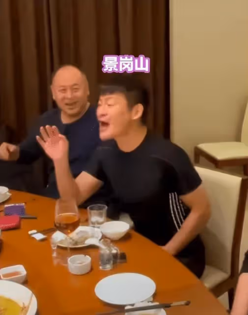 穿著暴露去賣唱，直播間求粉絲打賞，這些過氣歌手怎麼成了這樣？