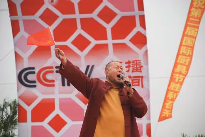 穿著暴露去賣唱，直播間求粉絲打賞，這些過氣歌手怎麼成了這樣？